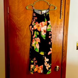 NWOT cute midi with flower print 🌸. Sized large with slit pockets